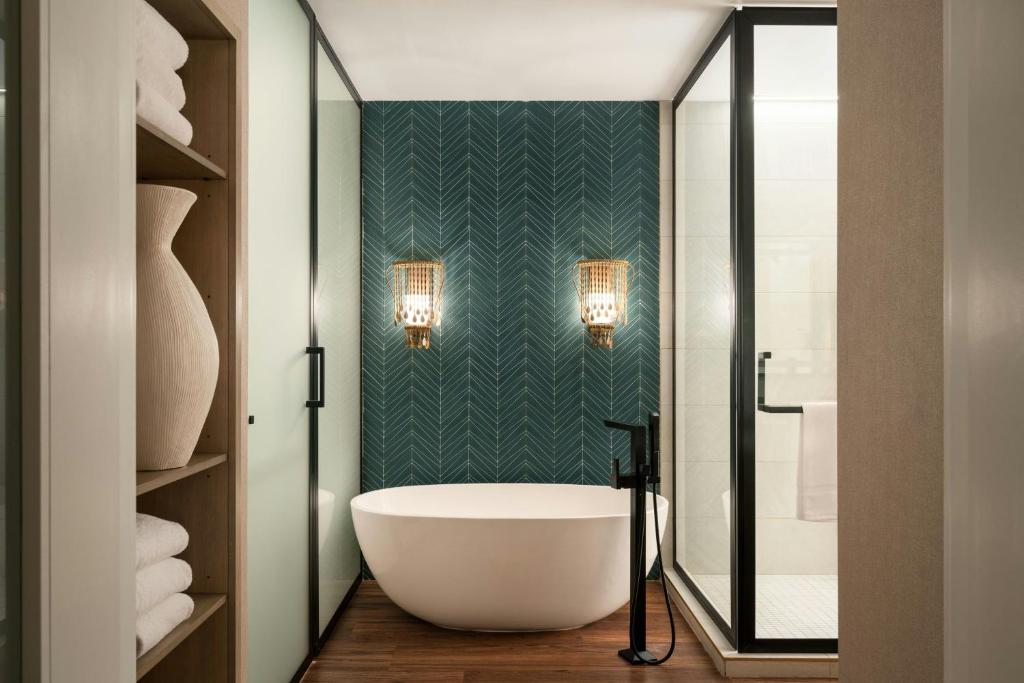 Ein Badezimmer in der Unterkunft Hotel Effie Sandestin Resort, Autograph Collection