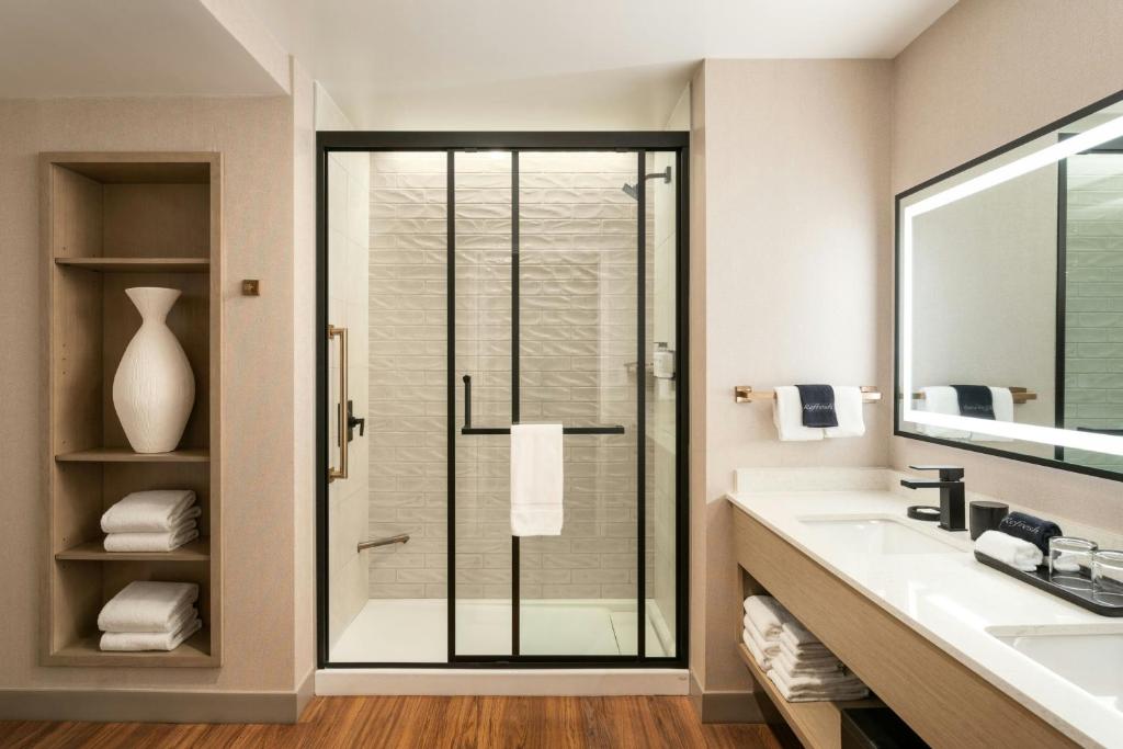 Ein Badezimmer in der Unterkunft Hotel Effie Sandestin Resort, Autograph Collection