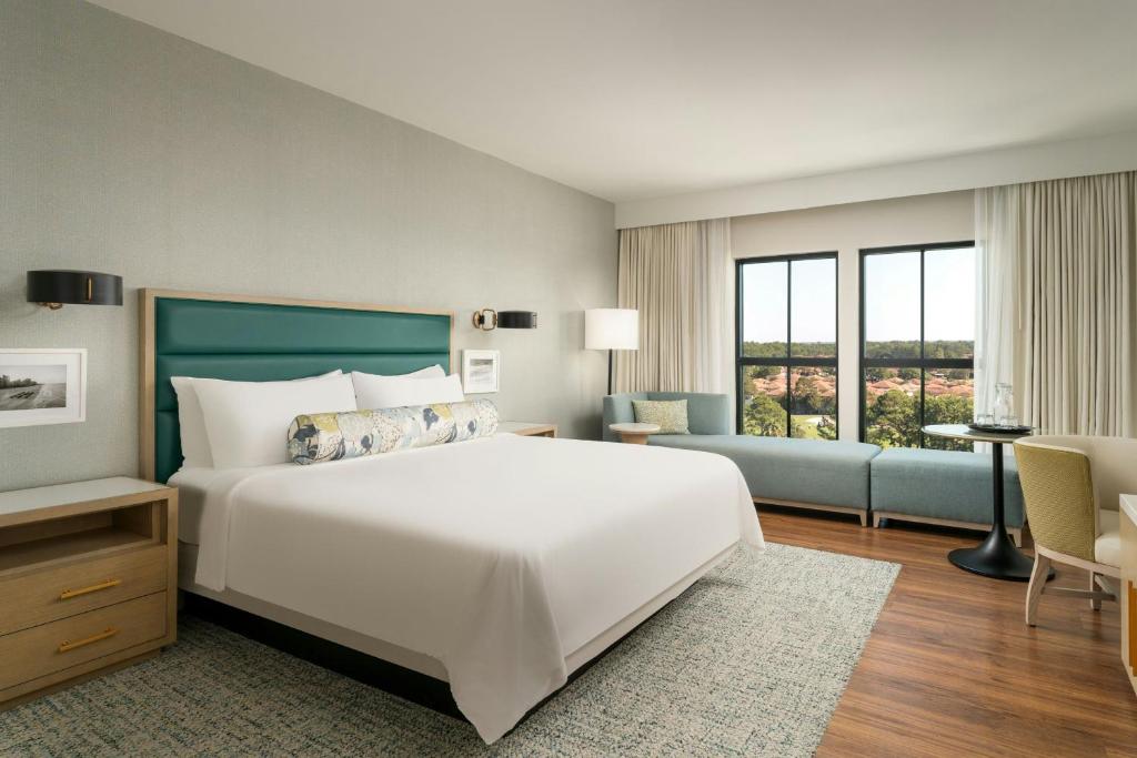Ein Bett oder Betten in einem Zimmer der Unterkunft Hotel Effie Sandestin Resort, Autograph Collection