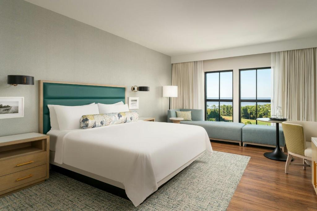 Ein Bett oder Betten in einem Zimmer der Unterkunft Hotel Effie Sandestin Resort, Autograph Collection