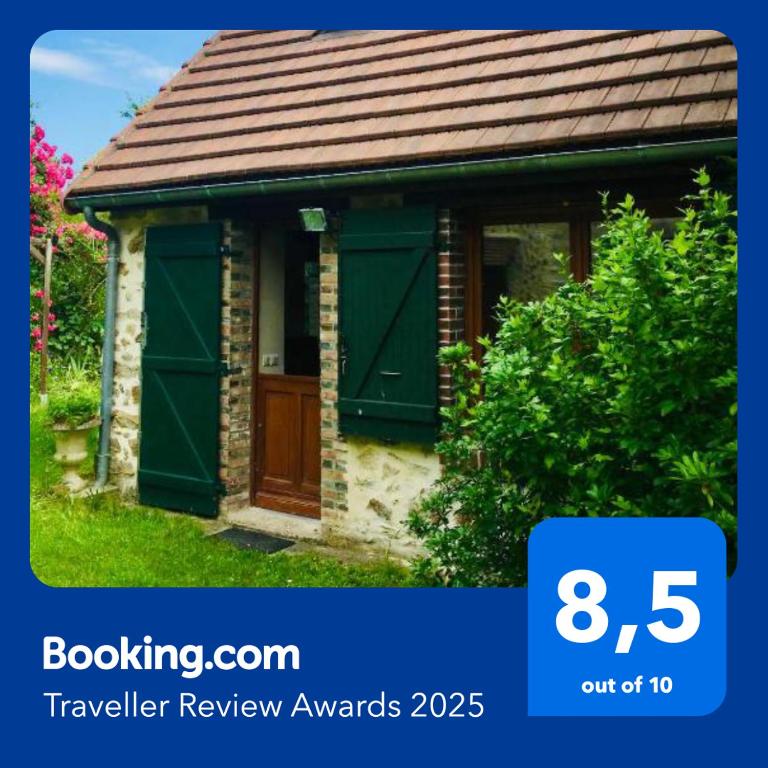 une petite maison avec une porte verte à l'avant dans l'établissement La maisonnette, à Saint-Hilaire-sous-Romilly