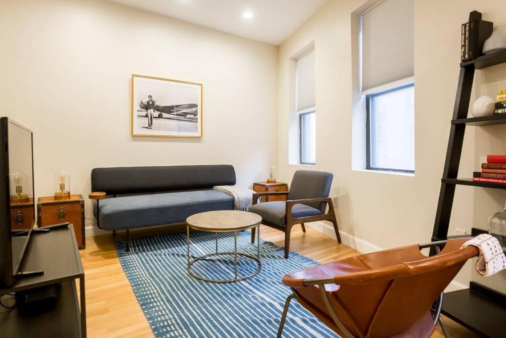 ボストンにあるPerfect North End Apt 2BR 2BA Laundryのソファとテーブルのあるリビングルーム