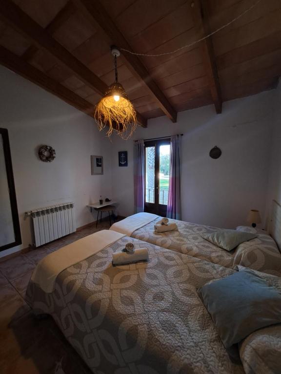 A bed or beds in a room at Es garballons