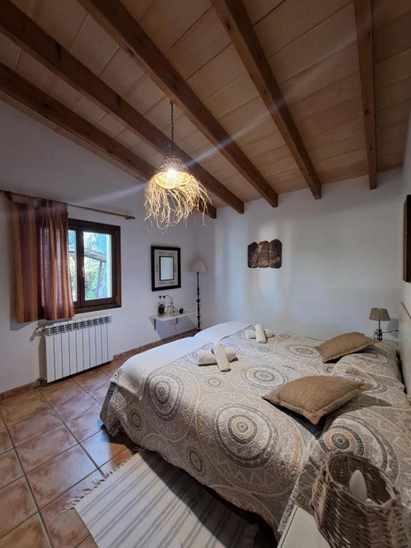 A bed or beds in a room at Es garballons