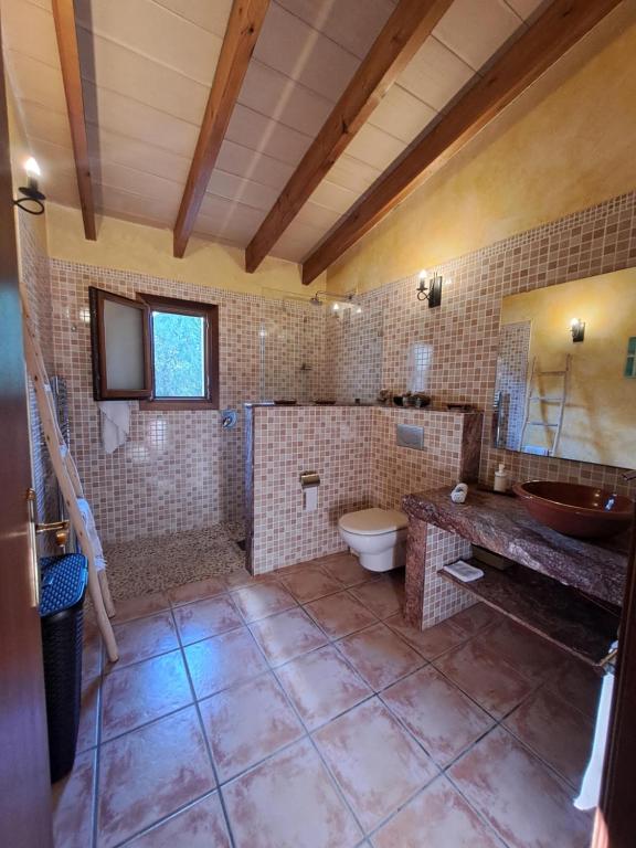 A bathroom at Es garballons