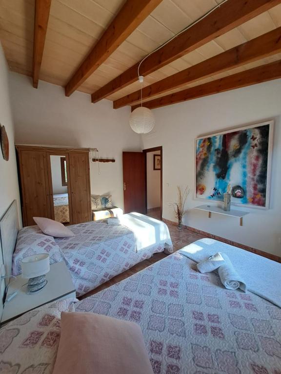 A bed or beds in a room at Es garballons