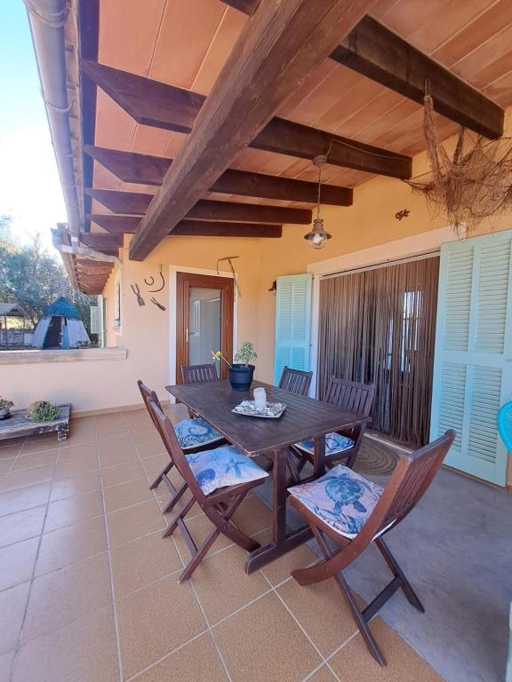 A patio or other outdoor area at Es garballons