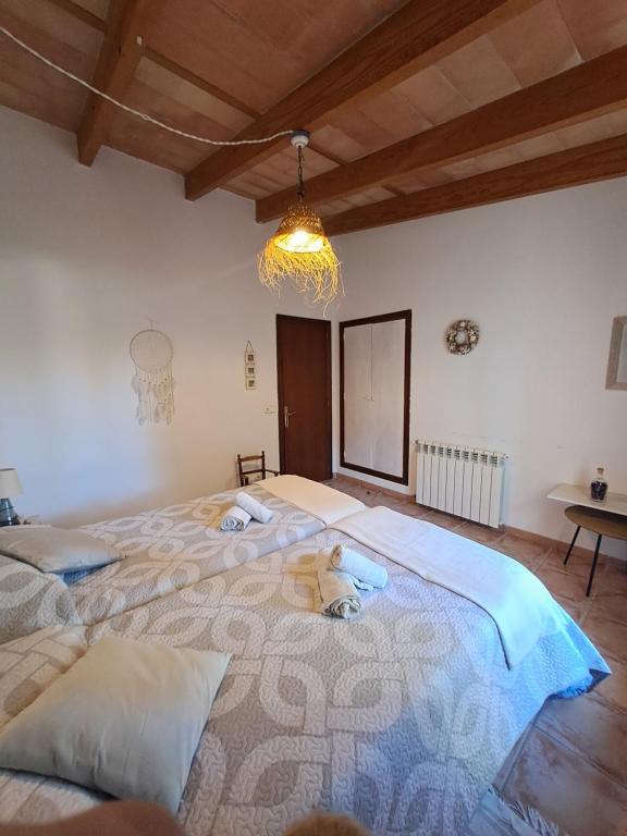 A bed or beds in a room at Es garballons