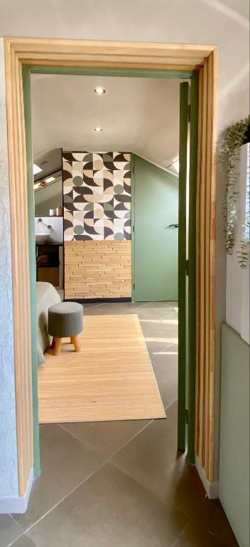 une chambre avec une chaise et une chambre avec un lit dans l'établissement Cosy Renovated appartement Beausoleil - 1' Monaco, à Beausoleil