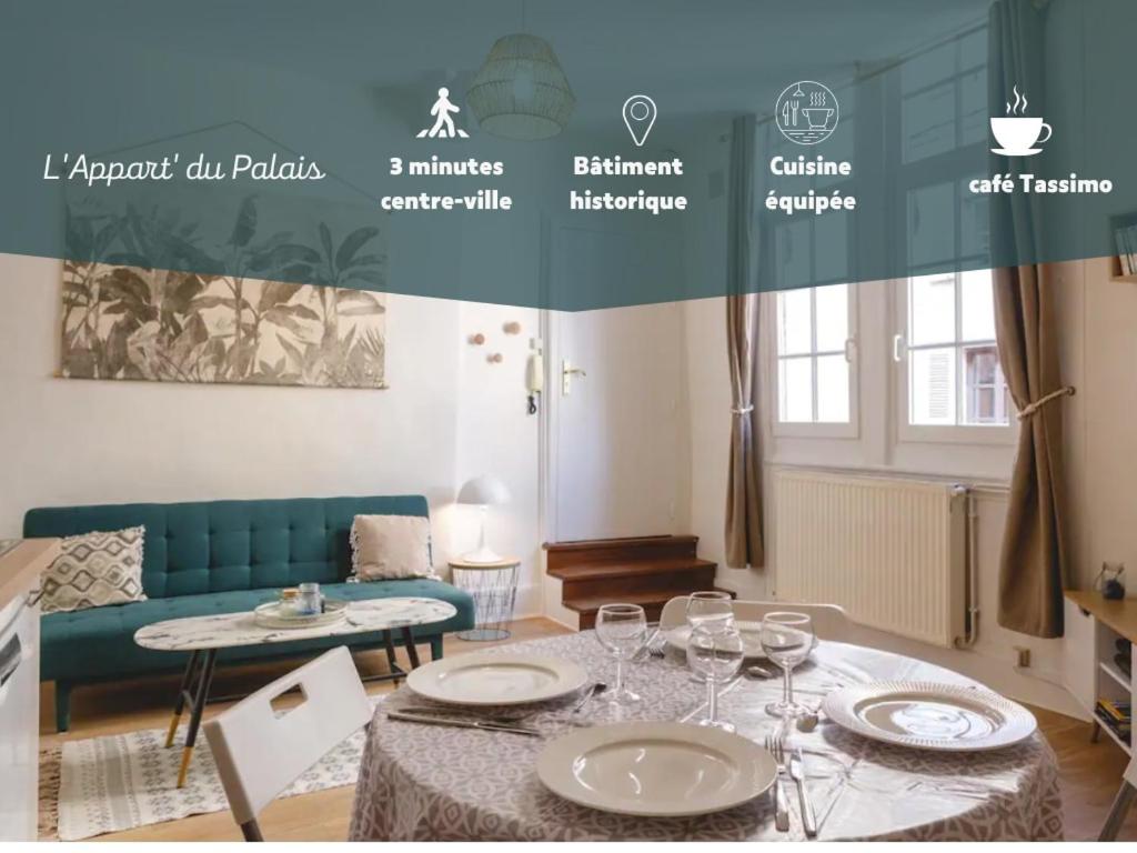 un salon avec une table et un canapé dans l'établissement L'Appart du Palais - Hypercentre au calme, à Bourg-en-Bresse