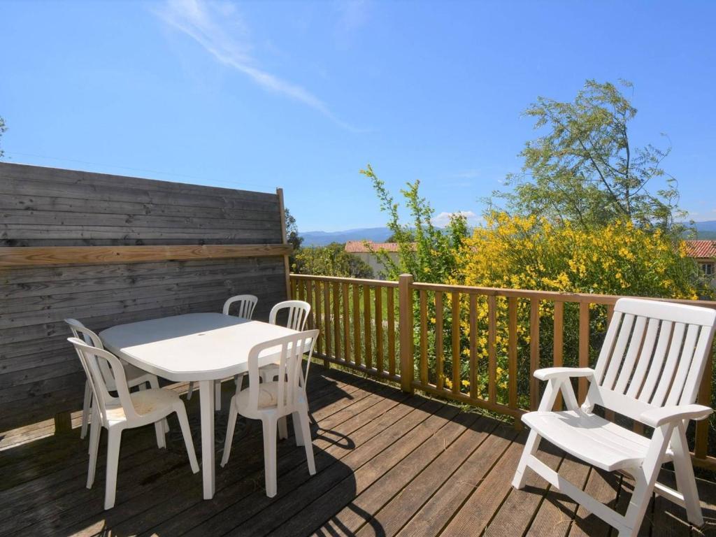 un patio avec une table et des chaises sur une terrasse dans l'établissement Maison 6 pers. avec Terrasse Privée, 3 Pièces en Duplex – Wifi & Animaux Admis - FR-1-382-119, à Grospierres