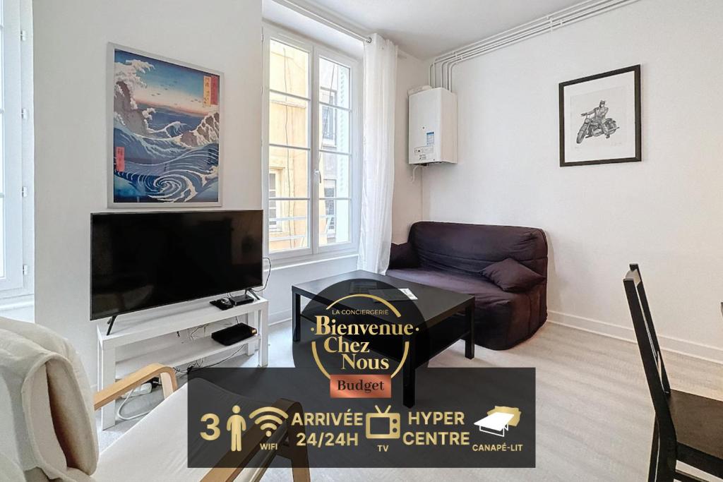 un soggiorno con TV e divano di Hyper-centre apartment Treille 29 a Clermont-Ferrand