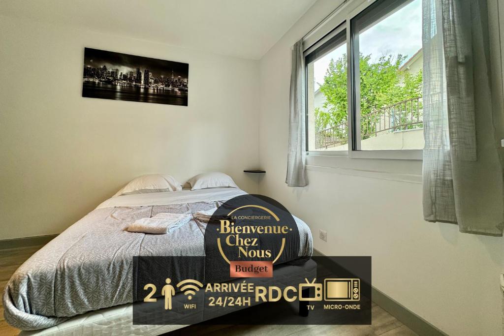 a bedroom with a bed with a sign on it at Studio Chamalières tout équipé - Bellevue in Chamalières