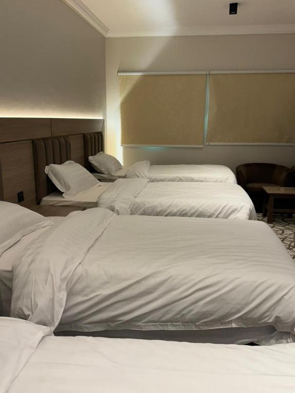Postel nebo postele na pokoji v ubytování Dvina Hotel دفينا
