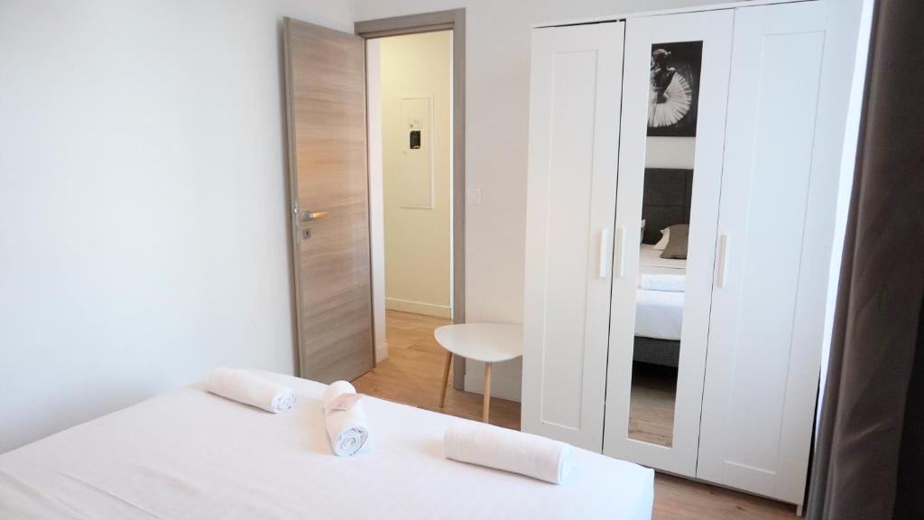 Posteľ alebo postele v izbe v ubytovaní Proche Carlton & Croisette, Appartement 101 - Palmazur Vacances