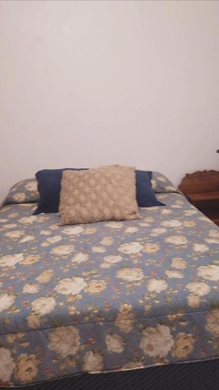 Postel nebo postele na pokoji v ubytování Don Carlos Place LOWER UNIT