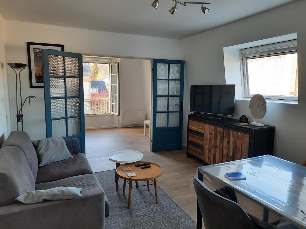 un salon avec un canapé et une télévision dans l'établissement Appartement 40M2, 1 chambre, à Fontainebleau