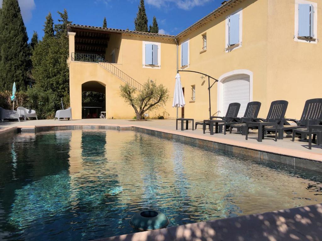 une piscine devant une maison dans l'établissement Magnifique Propriété Piscine et Vue, à Aubignan