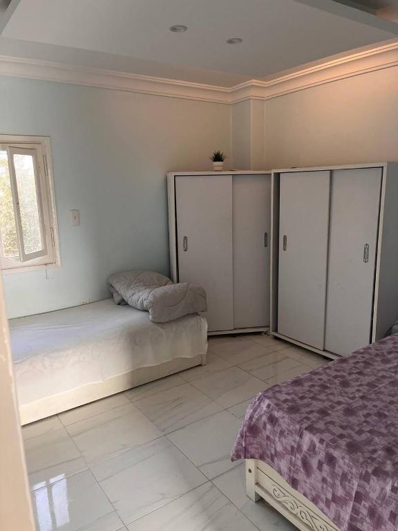 Postel nebo postele na pokoji v ubytování غرفة مفروشة خاصة الشيخ زايد للرجال فقط