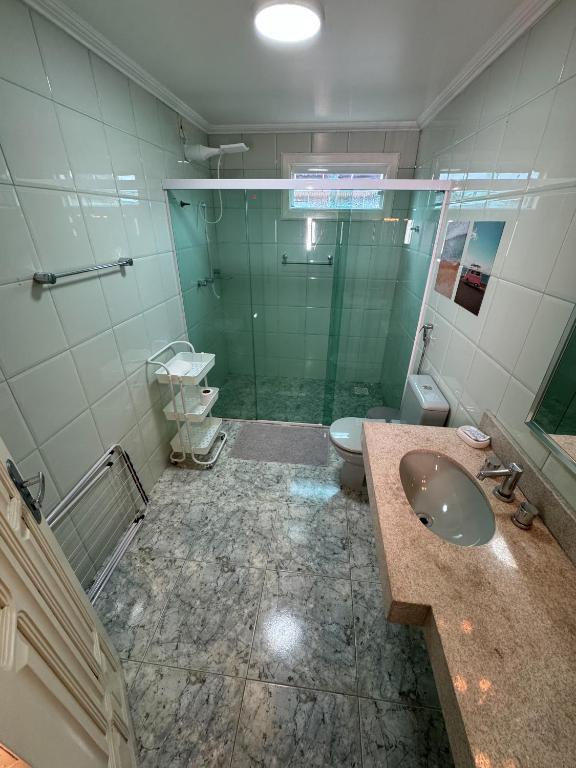Koupelna v ubytování Casa Rosa Suítes 5 min de caminhada da PRAIA DA PONTA NGRA