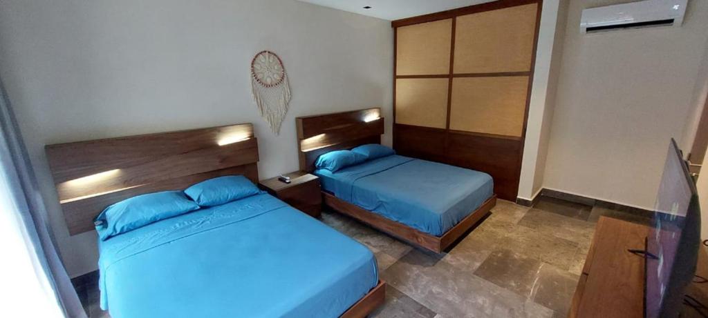 トゥルムにあるRide & Relax at Humana Tulum 2BR Free Bikes Near Beachの部屋にベッドが2つある寝室