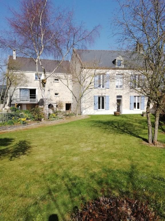 une grande maison blanche avec une grande cour dans l'établissement Charming House Between Land & Sea, à Barbery