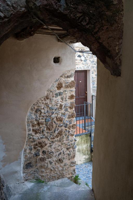 an entrance to a building with a stone wall at Dimora del Borgo Affittacamere in Sangineto