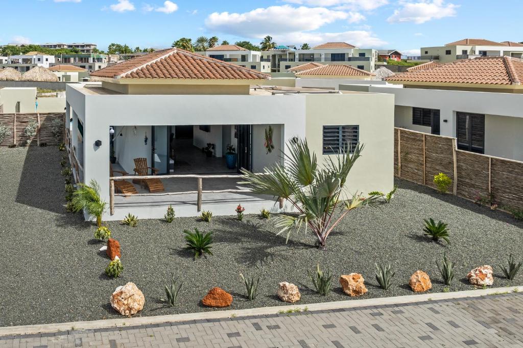 a rendering of a house with a courtyard at Villa Mambolicious in Willemstad