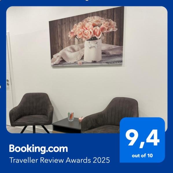 two chairs and a table with a vase of flowers at MR Ferienwohnung - Wohnung Emma in Schellerten