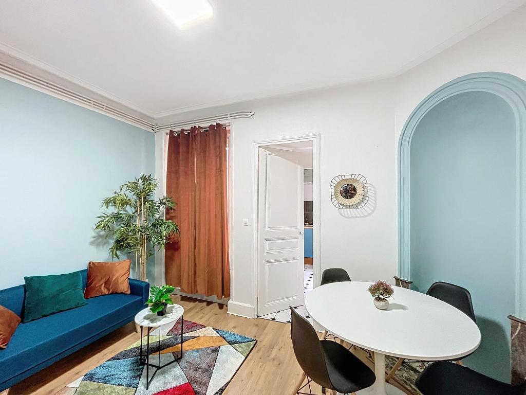 un salon avec un canapé bleu et une table dans l'établissement Havre d'Esther, à Nancy