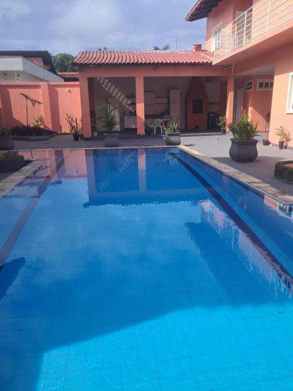 Bazén v ubytování Casa Rosa Suítes 5 min de caminhada da PRAIA DA PONTA NGRA nebo v jeho okolí