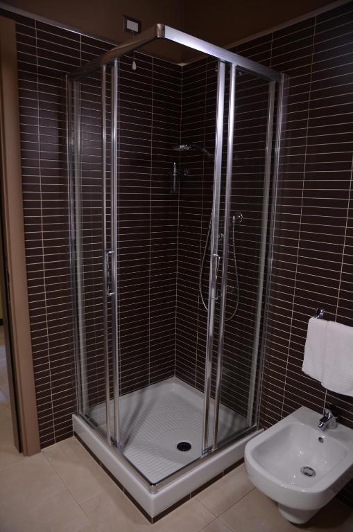 Koupelna v ubytování Melqart Hotel