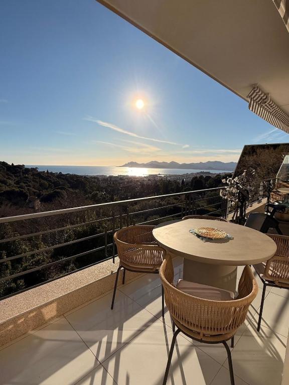 Photo de la galerie de l'établissement 2 Pièces 38m2 vue imprenable sur la baie de Cannes, à Cannes