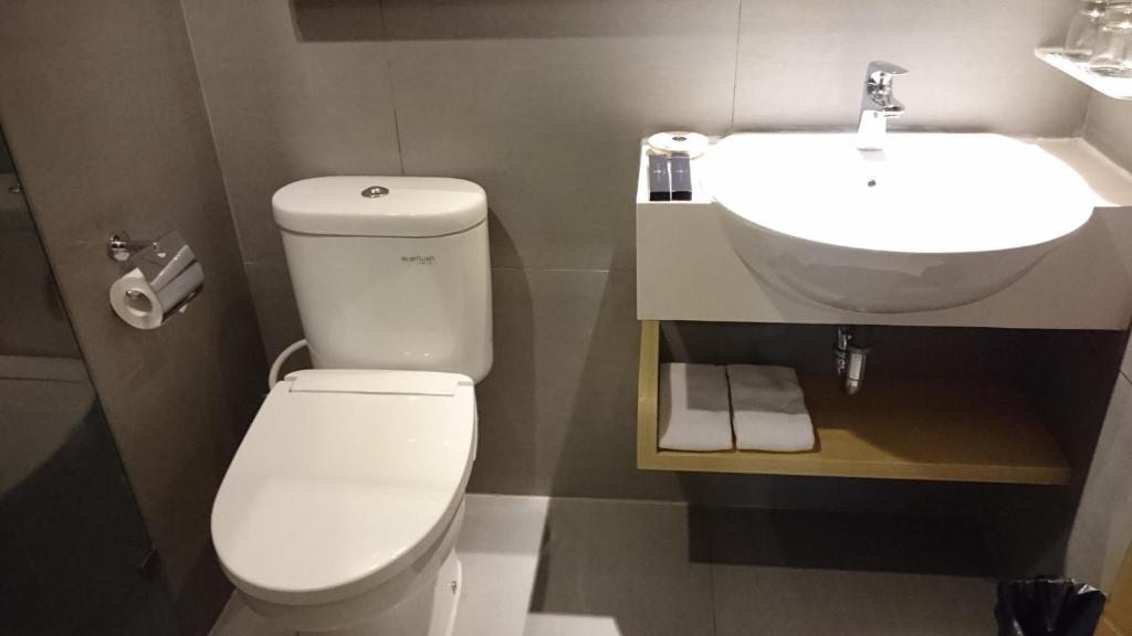 Koupelna v ubytování Ayaka Suites