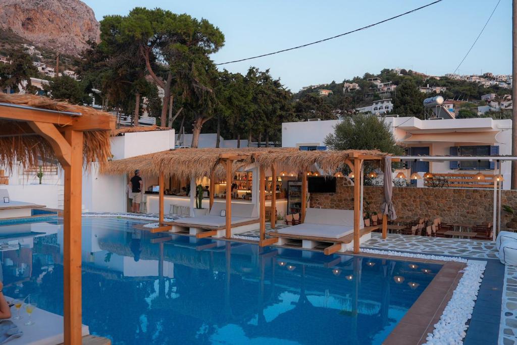 Bazén v ubytování SPONGIA HOTEL SUITES & Spa nebo v jeho okolí