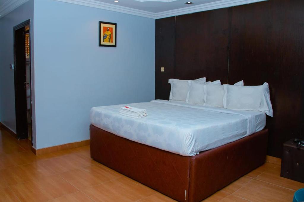 Postel nebo postele na pokoji v ubytování Triple Tee Hotel