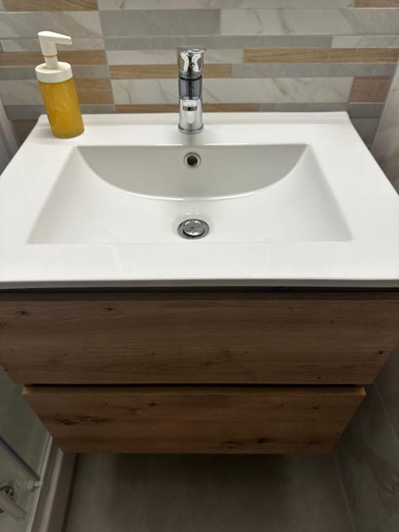 Cherry - HappyHostGr - Downtown Apartment - 17