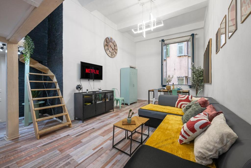 un salon avec un canapé et une télévision dans l'établissement Spacieux Loft & Central- Vieux Nice, à Nice
