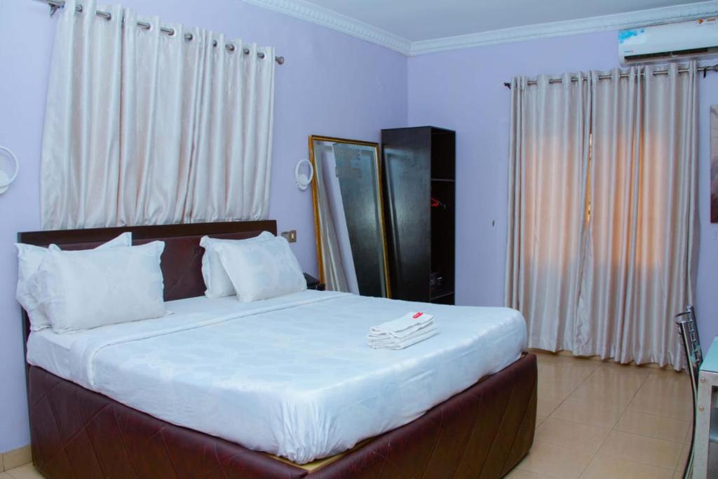 Postel nebo postele na pokoji v ubytování Triple Tee Hotel