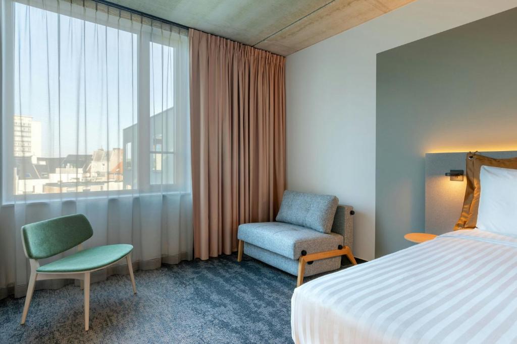 Postel nebo postele na pokoji v ubytování Moxy Antwerp