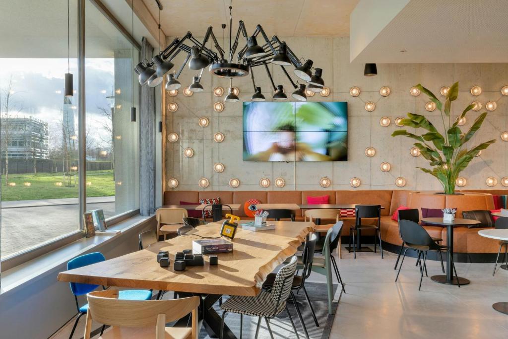 TV a/nebo společenská místnost v ubytování Moxy Antwerp