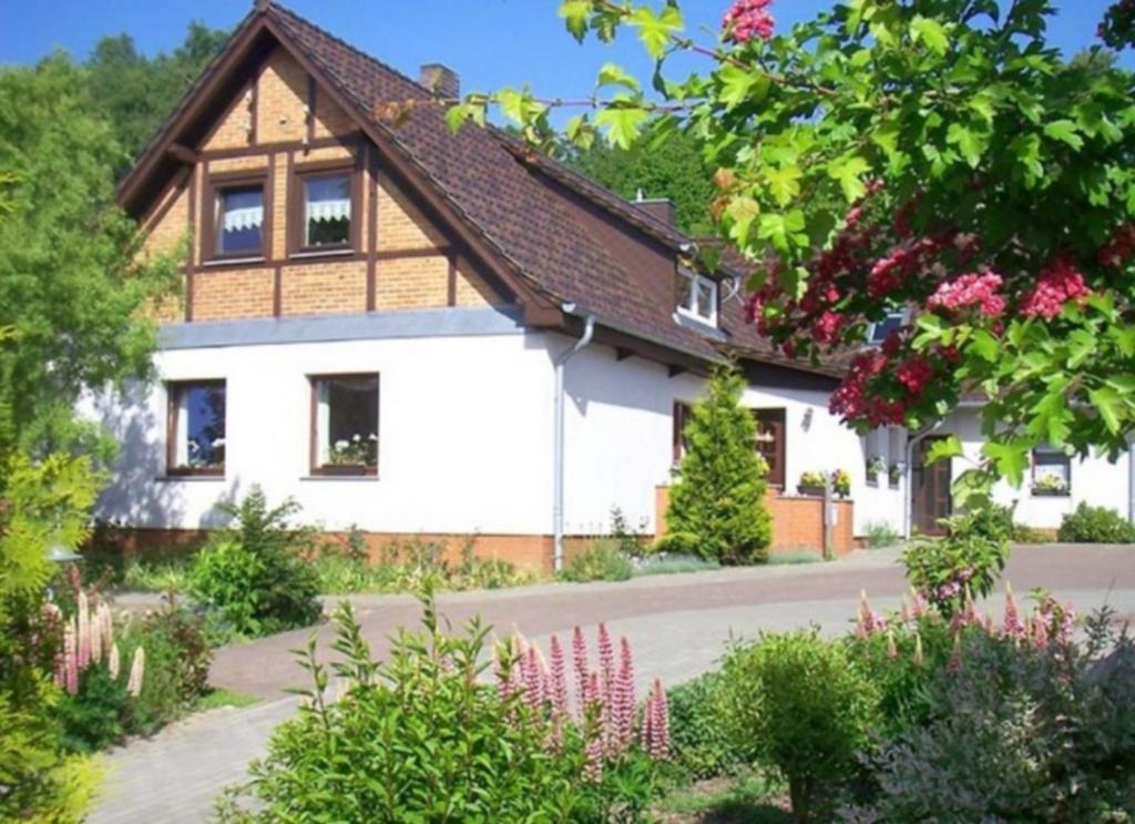 une maison blanche avec un toit marron dans l'établissement Fewo im Herzen der Insel, à Bergen auf Rügen