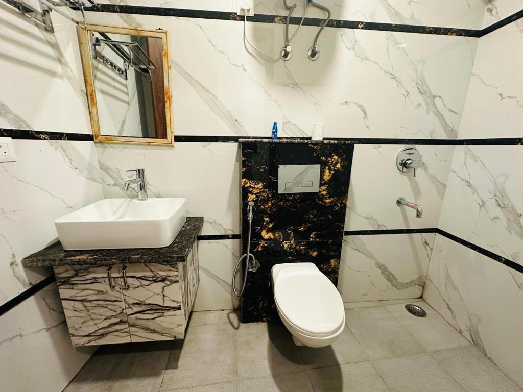 Koupelna v ubytování Hotel De Clark - Free Airport Drop for Minimum 05 Nights Stay - 5 mins from IGI & Domestic Airport Delhi