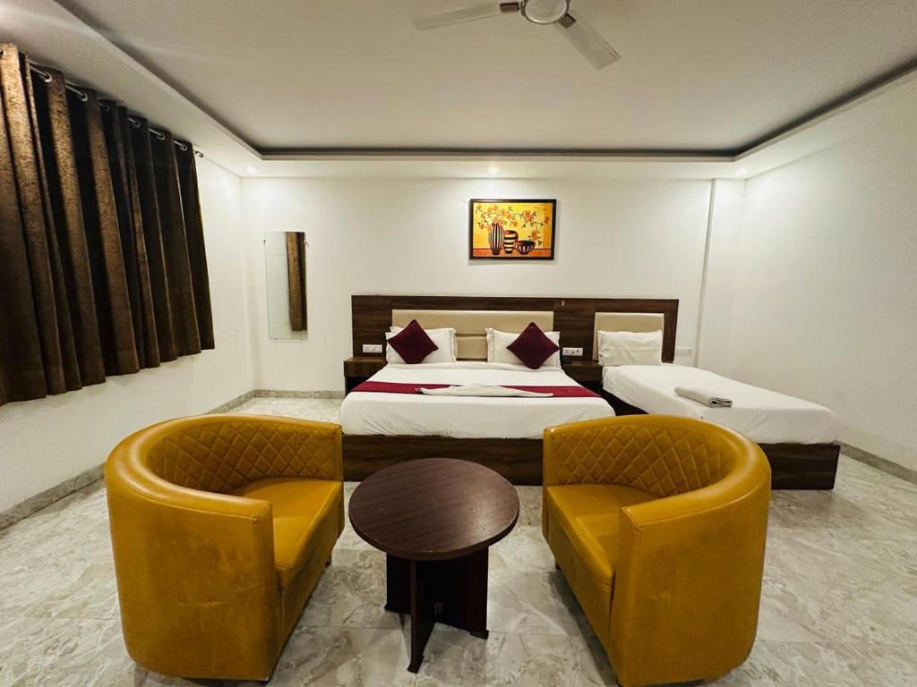 Postel nebo postele na pokoji v ubytování Hotel De Clark - Free Airport Drop for Minimum 05 Nights Stay - 5 mins from IGI & Domestic Airport Delhi