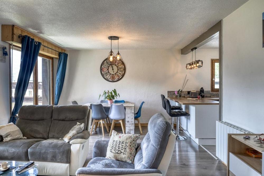 un salon avec un canapé et une table dans l'établissement Appartement Cosy - 1 à 2 chambres proche thermes et ski, à Saint-Gervais-les-Bains