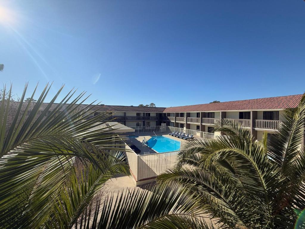 Bazén v ubytování Red Roof Inn Ridgecrest nebo v jeho okolí