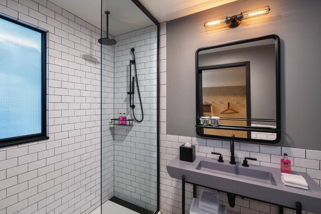 Moxy Minneapolis Downtown photo