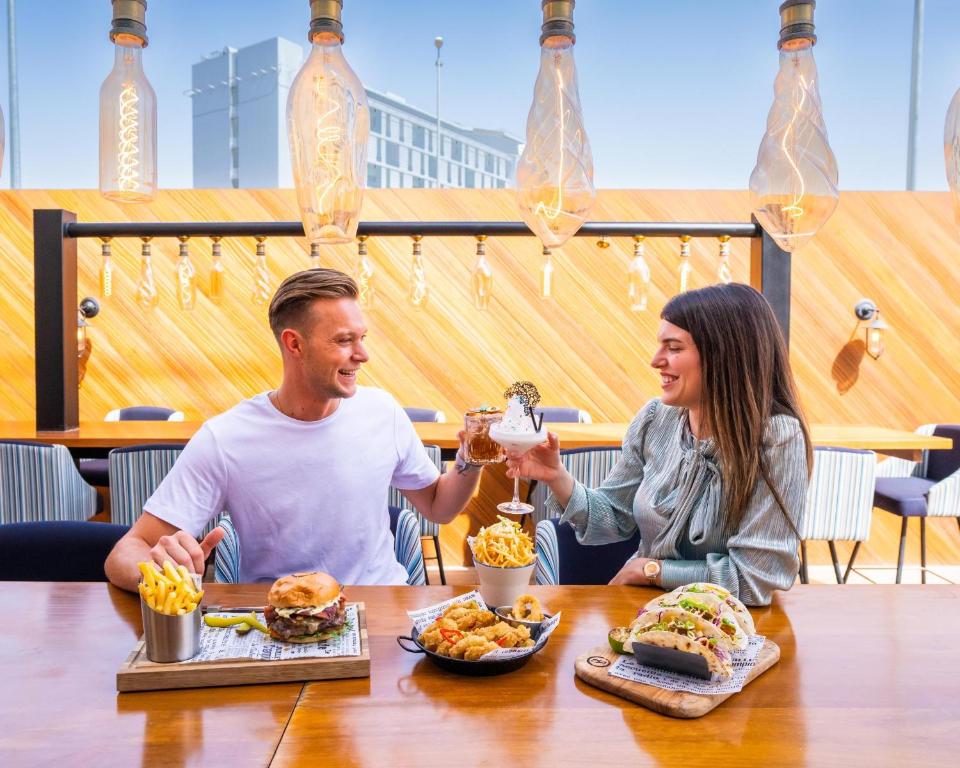 Holiday Inn Dubai Al-Maktoum Airport by IHG - Resim 29