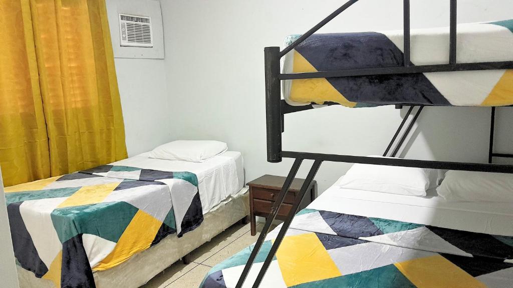 una habitación con dos camas y una litera en Posada Sebastian, en Valencia