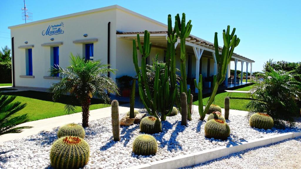 un giardino di cactus di fronte a un edificio di Top Residence Marcella a Favignana